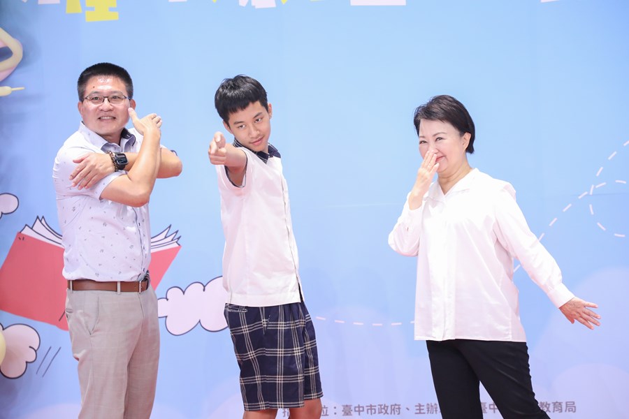 台中市高級中等以下學校畢業生市長獎合影 (19)