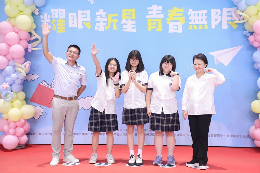 台中市高級中等以下學校畢業生市長獎合影 (20)