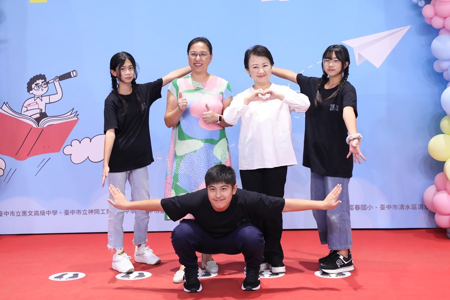 台中市高級中等以下學校畢業生市長獎合影 (27)