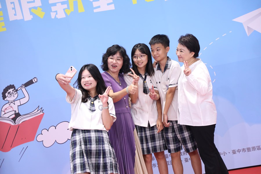 台中市高級中等以下學校畢業生市長獎合影 (29)