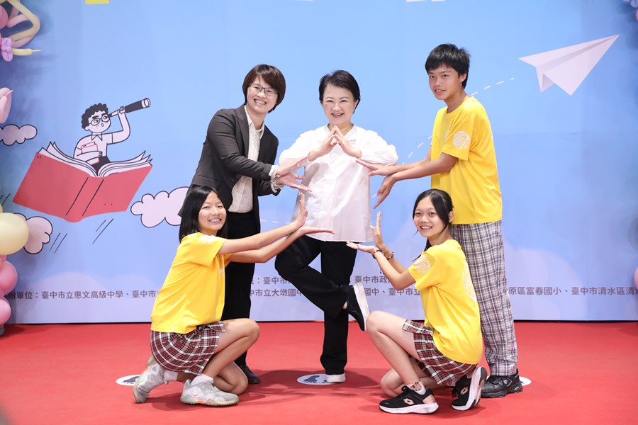 台中市高級中等以下學校畢業生市長獎合影 (32)