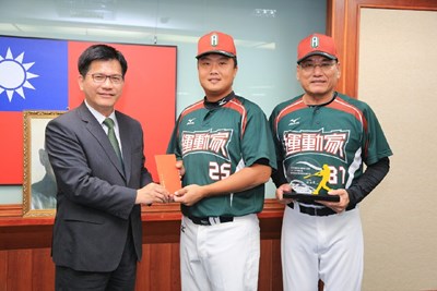 台中運動家成棒隊成立1個月即獲佳績 林市長頒加菜金及獎座 肯定為台中爭光