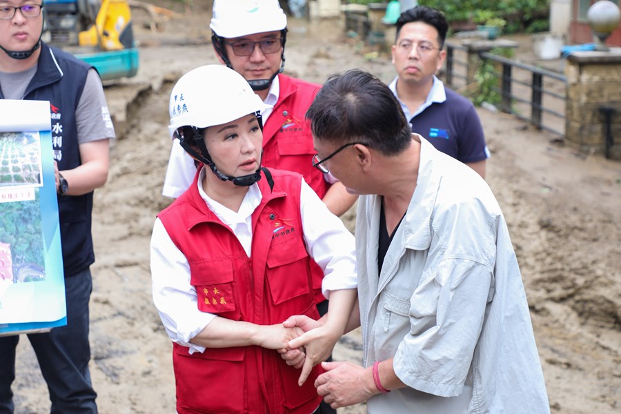 土石流沖入民宅搶修清理作業