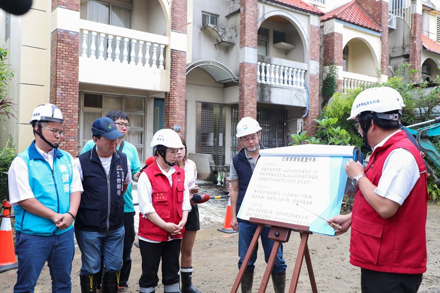 土石流沖入民宅搶修清理作業