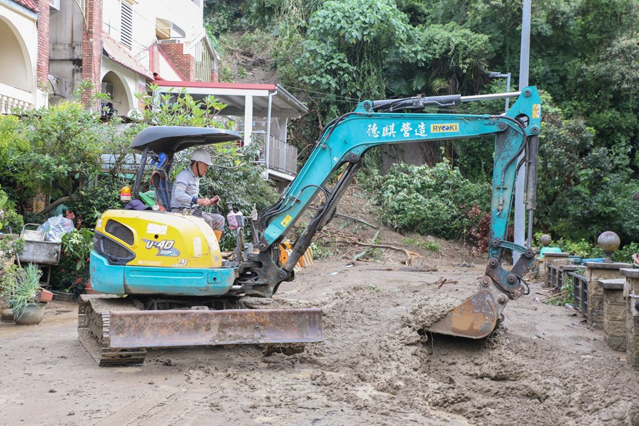 土石流沖入民宅搶修清理作業
