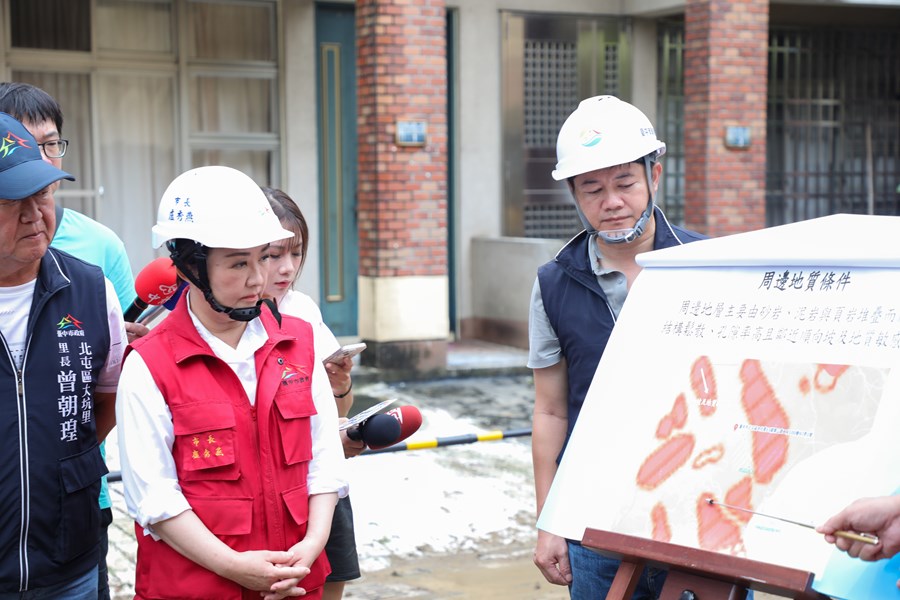 土石流沖入民宅搶修清理作業
