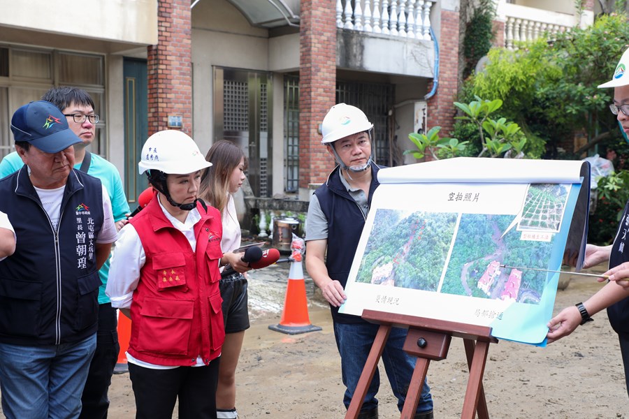 土石流沖入民宅搶修清理作業