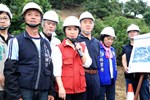 盧市長到霧峰暗坑巷視察農路災情搶修作業---TSAI (1)