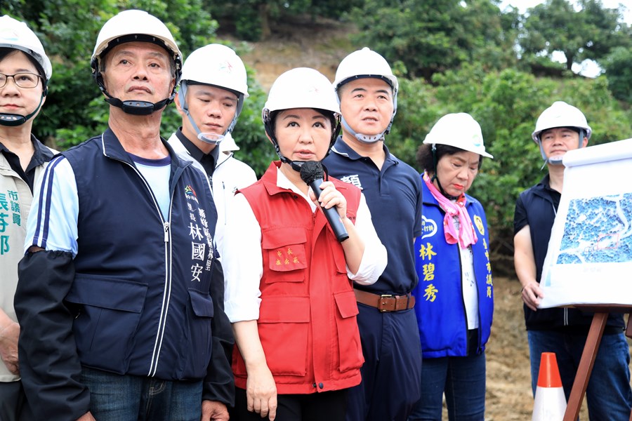 盧市長到霧峰暗坑巷視察農路災情搶修作業---TSAI (1)
