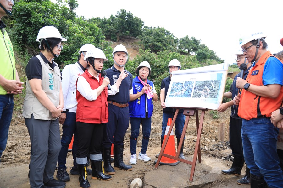 盧市長到霧峰暗坑巷視察農路災情搶修作業---TSAI (6)