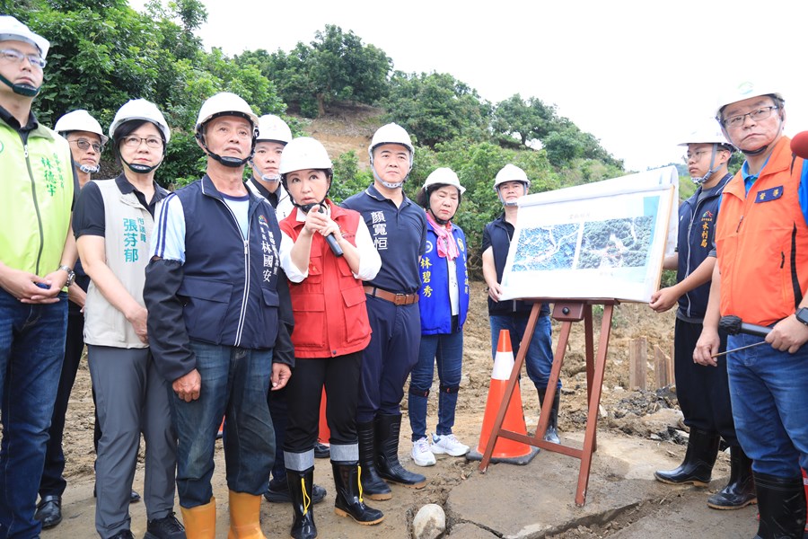 盧市長到霧峰暗坑巷視察農路災情搶修作業---TSAI (8)