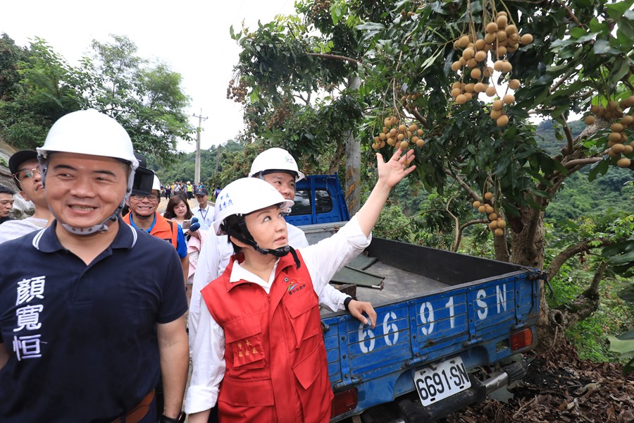 盧市長到霧峰暗坑巷視察農路災情搶修作業---TSAI (11)