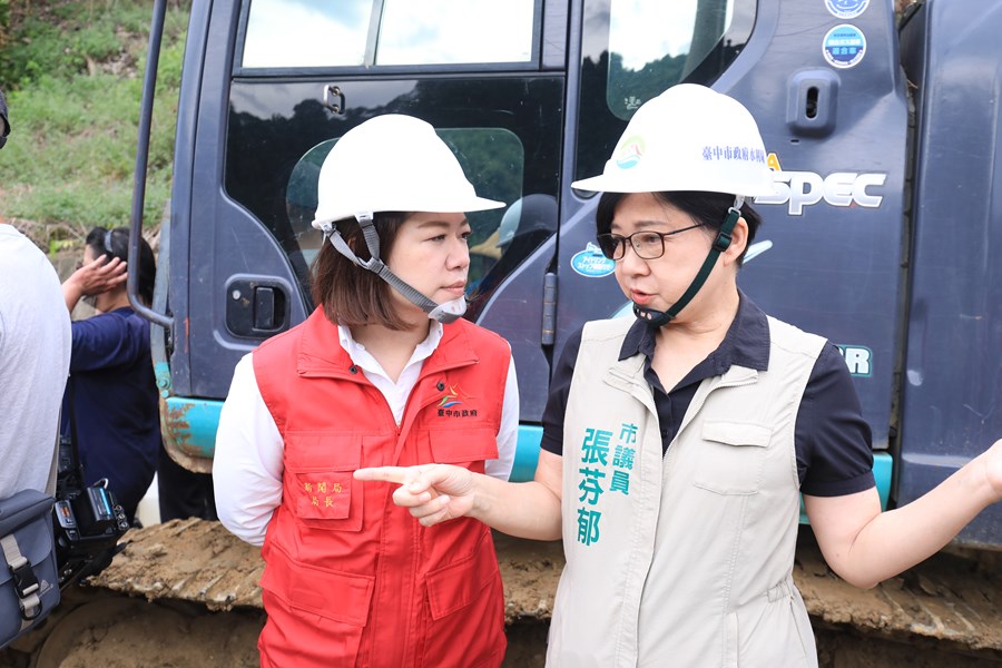 盧市長到霧峰暗坑巷視察農路災情搶修作業---TSAI (12)