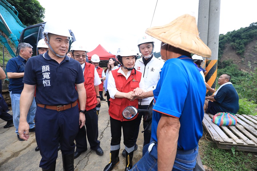 盧市長到霧峰暗坑巷視察農路災情搶修作業---TSAI (15)