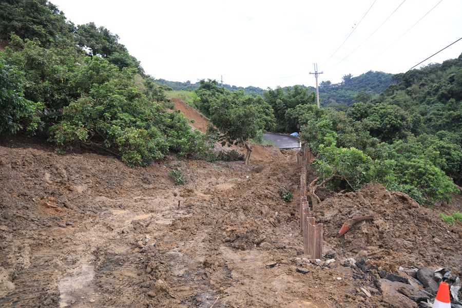 盧市長到霧峰暗坑巷視察農路災情搶修作業---TSAI (2)