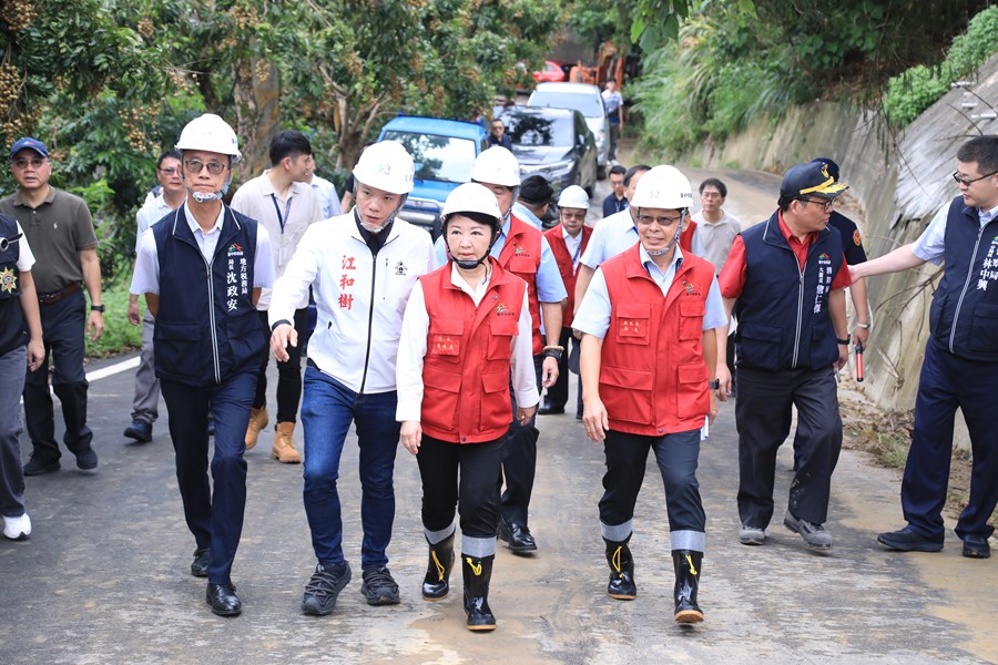盧市長到霧峰暗坑巷視察農路災情搶修作業---TSAI (3)