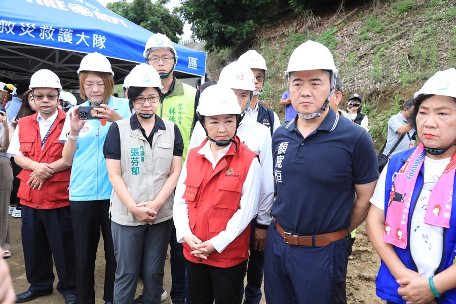 盧市長到霧峰暗坑巷視察農路災情搶修作業---TSAI (5)