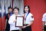 頒發2025年第21屆世界警察消防運動會績優選手--臺中市政府消防局第八大隊四平分隊   楊敏加