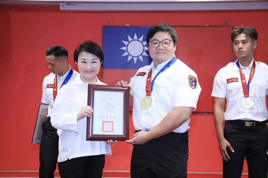 頒發2025年第21屆世界警察消防運動會績優選手--臺中市政府消防局第八大隊北屯分隊   廖坤帝