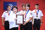 頒發2025年第21屆世界警察消防運動會績優選手--臺中市政府消防局第五大隊大甲分隊   江語庭
