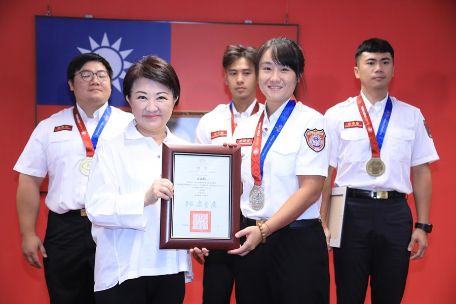 頒發2025年第21屆世界警察消防運動會績優選手--臺中市政府消防局第五大隊大甲分隊   江語庭