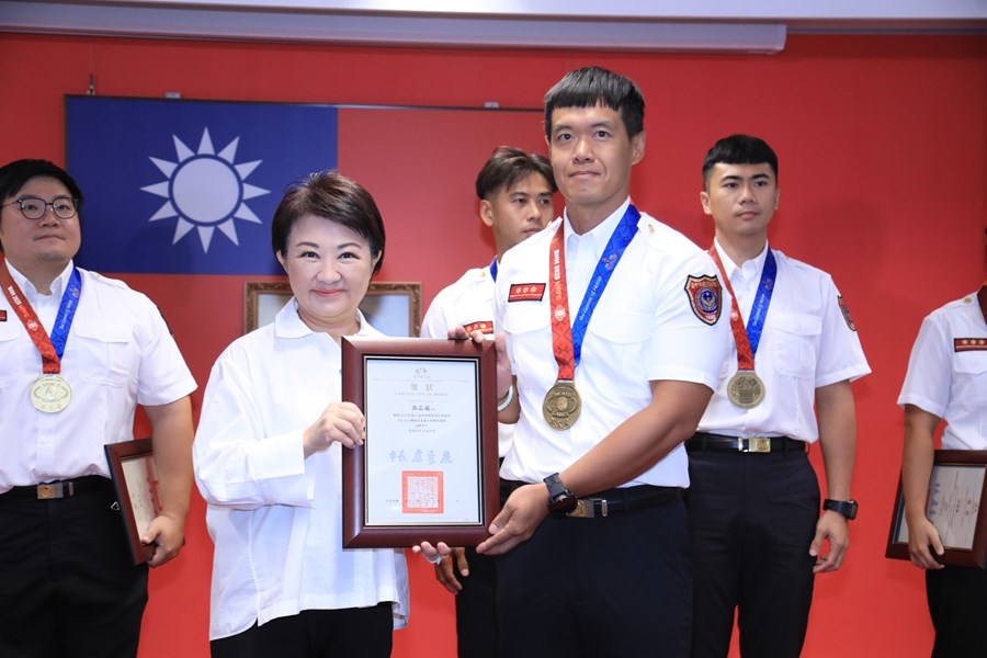 頒發2025年第21屆世界警察消防運動會績優選手--臺中市政府消防局第五大隊大甲分隊   馮志義