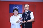 致贈本府黃國榮副市長服務滿40年以上獎座
