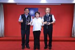 盧市長致贈服務滿40年以上獎座大合照