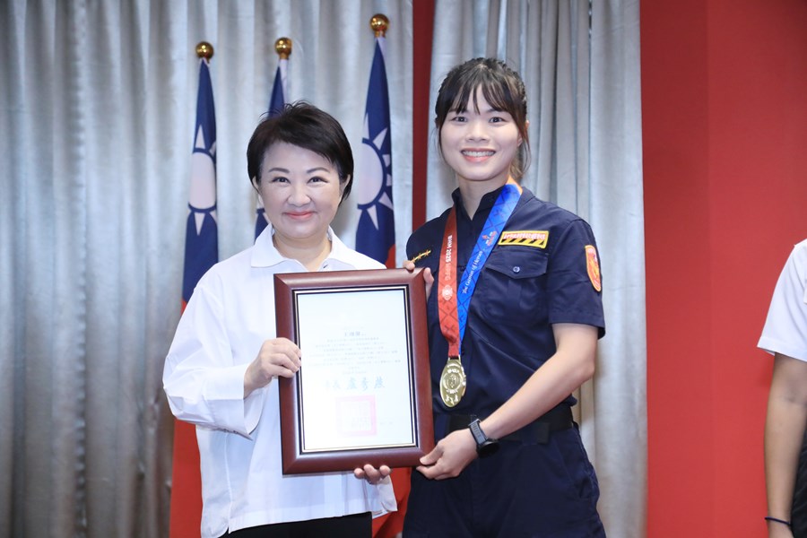 頒發2025年第21屆世界警察消防運動會績優選手--臺中市政府警察局交通警察大隊   王翊馨
