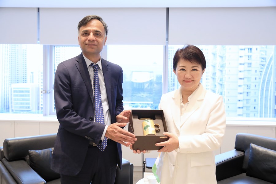 印度台北協會葉達夫(ManharsinhLaxmanbhai Yadav)會長等人蒞府拜會---TSAI (1)
