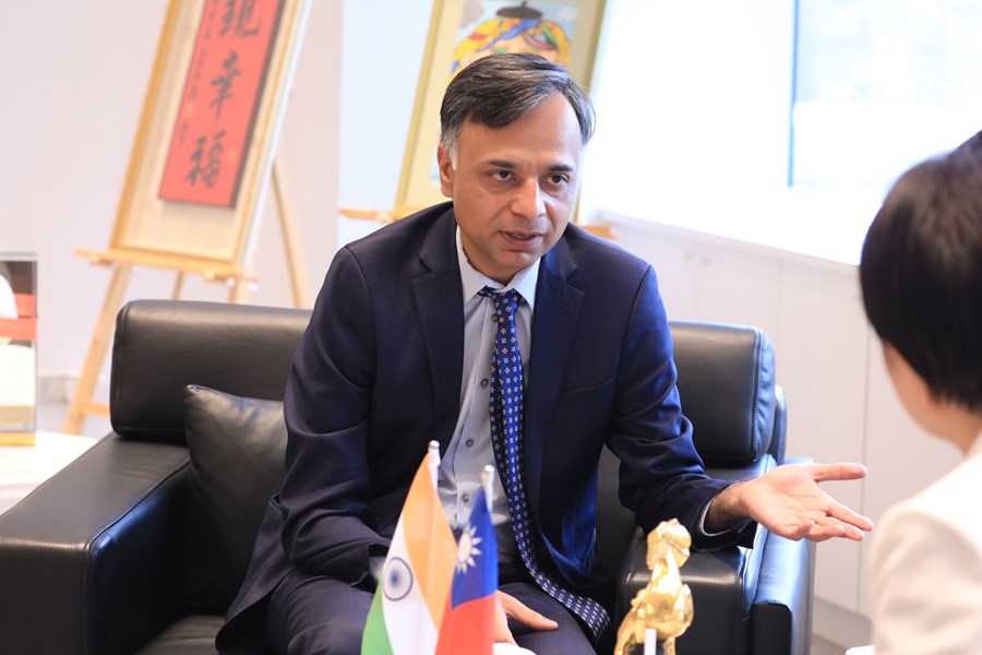印度台北協會葉達夫(ManharsinhLaxmanbhai Yadav)會長等人蒞府拜會---TSAI (2)