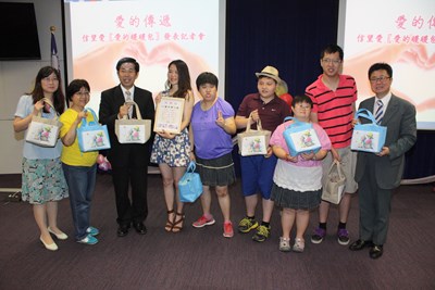 信望愛中心「愛的暖暖包」公益發表記者會