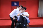 頒獎—頒發國立勤益科技大學林宸緯同學獲2025總統教育獎