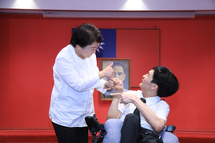 頒獎—頒發國立勤益科技大學林宸緯同學獲2025總統教育獎