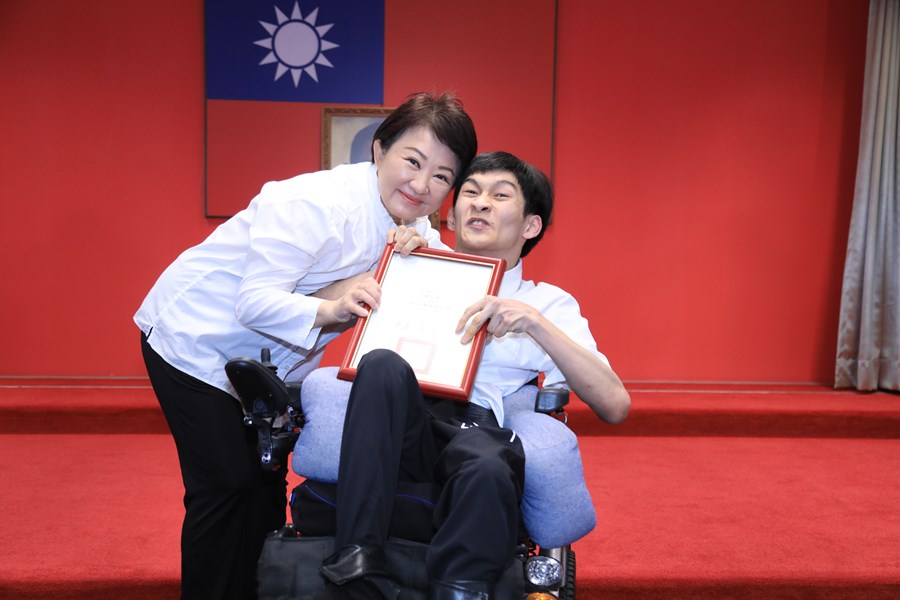 頒獎—頒發國立勤益科技大學林宸緯同學獲2025總統教育獎