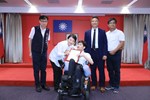 頒獎—頒發國立勤益科技大學林宸緯同學獲2025總統教育獎--大合照