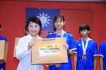頒獎--頒發2025年亞洲青少年跆拳道錦標賽績優選手--銀牌--臺中市立大里高中   張唯倪