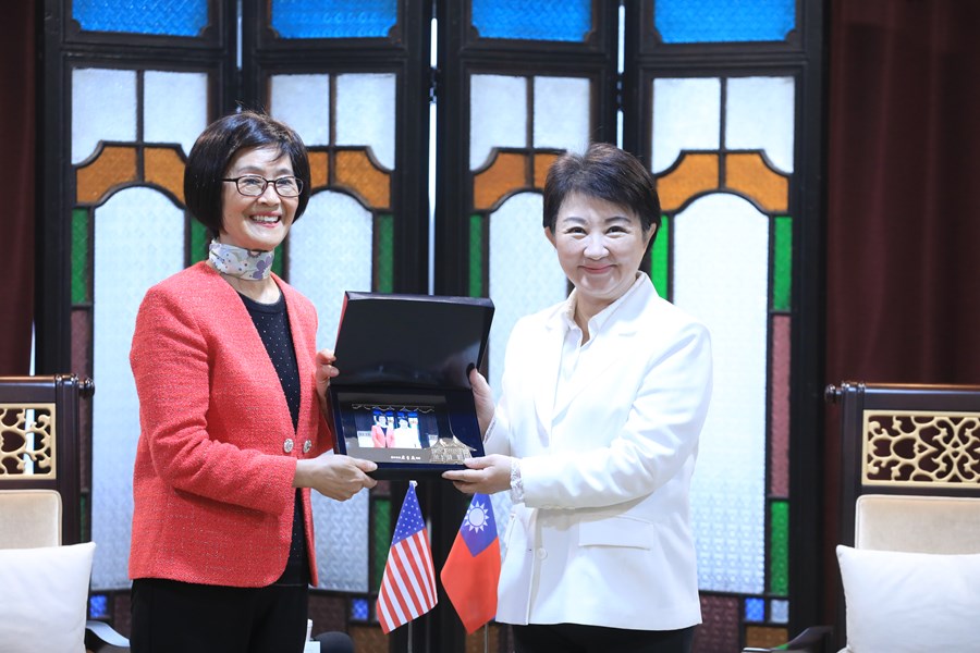 北美洲臺灣商會聯合總會白越珠總會長等一行蒞府拜會盧市長---TSAI (1)