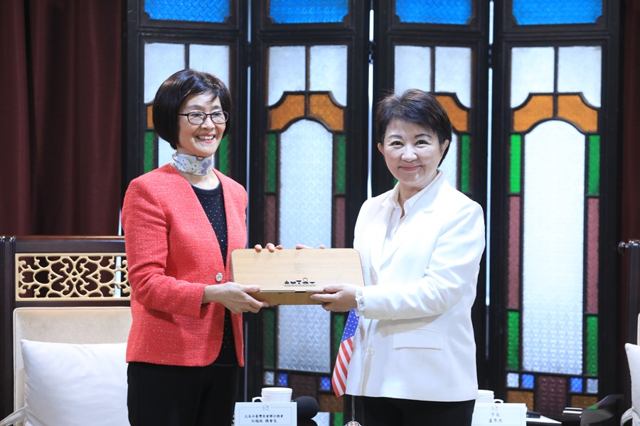 北美洲臺灣商會聯合總會白越珠總會長等一行蒞府拜會盧市長---TSAI (6)