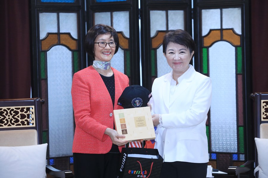北美洲臺灣商會聯合總會白越珠總會長等一行蒞府拜會盧市長---TSAI (7)