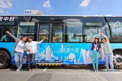 交通局王局長至台中車站發送台灣大道優化公車專用道宣傳單