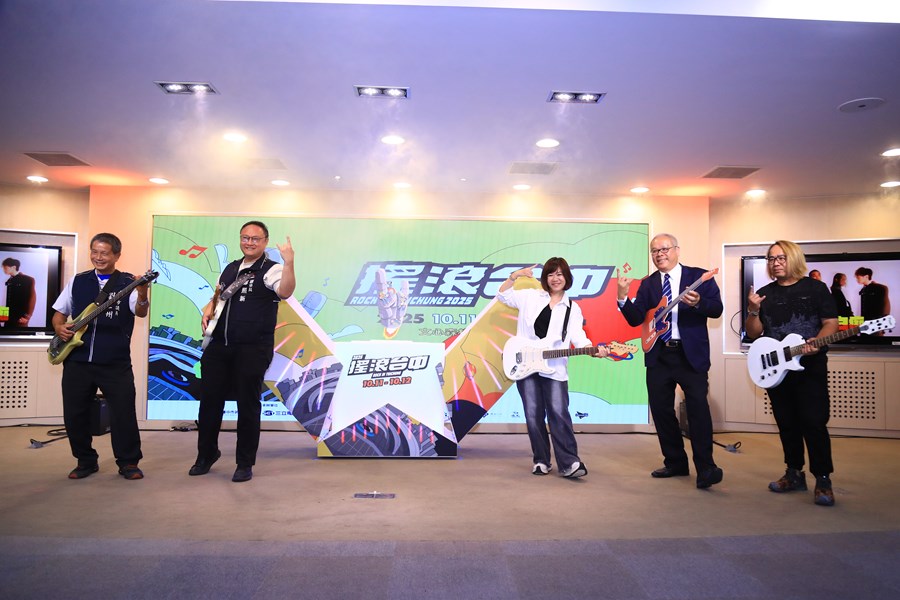 (左起)劉士州議員--鄭照新副市長--新聞局長欒治誼--台中銀行總經理董益源--搖滾台中策展人（浮現音樂）老諾