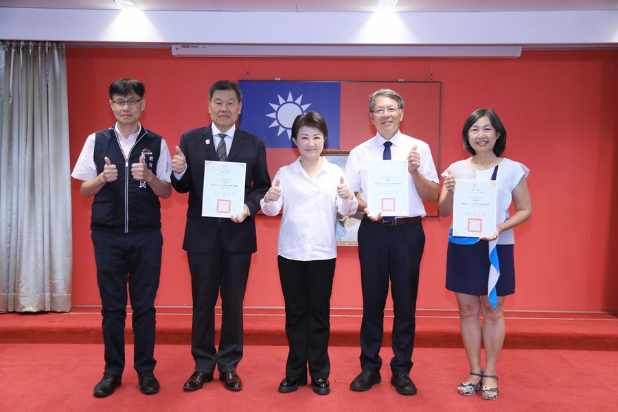表揚114年度教育部校長領導卓越獎獲獎校長--與盧市長大合照