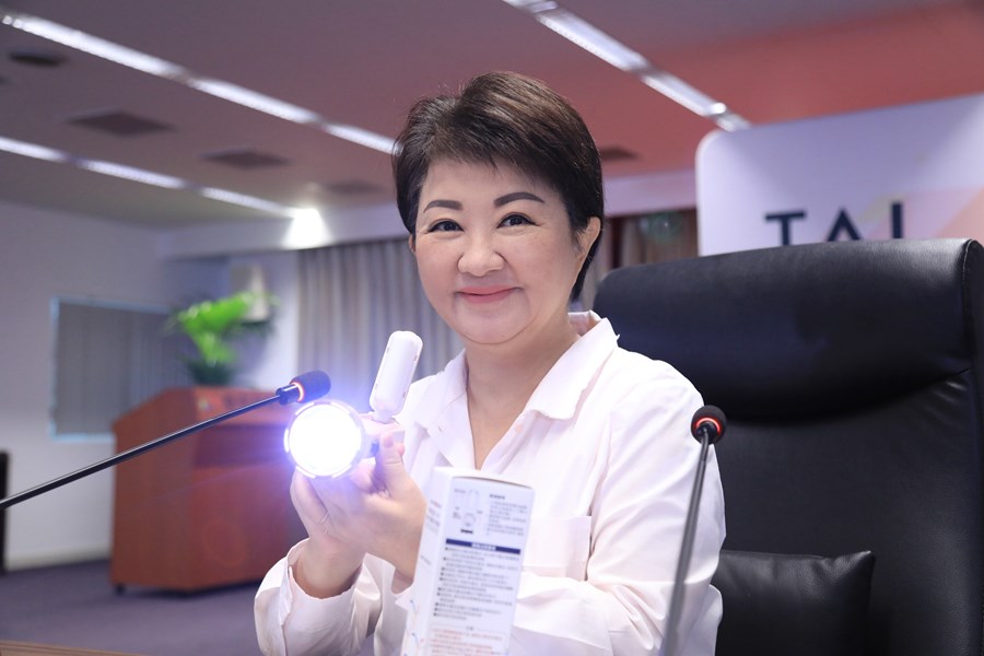 盧市長展示國慶升旗典禮早鳥參加者紀念物--TSAI (2)
