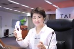 盧市長展示國慶升旗典禮早鳥參加者紀念物---TSAI (3)