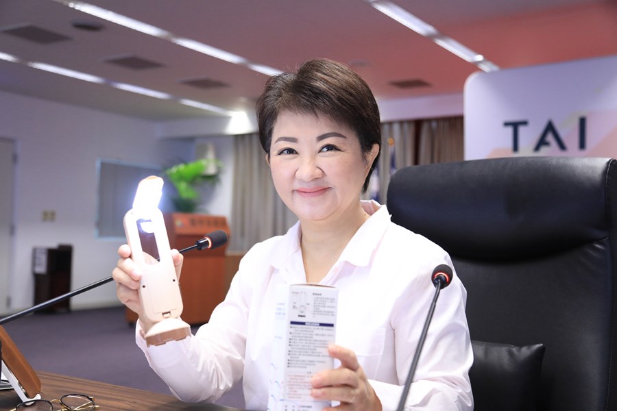 盧市長展示國慶升旗典禮早鳥參加者紀念物---TSAI (3)