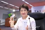 盧市長展示國慶升旗典禮早鳥參加者紀念物---TSAI (4)