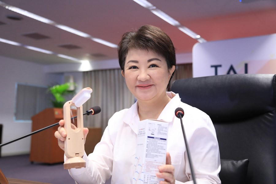 盧市長展示國慶升旗典禮早鳥參加者紀念物---TSAI (4)