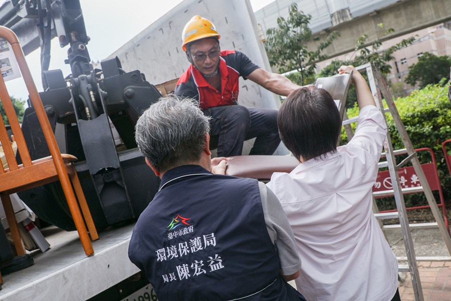 視察支援花蓮二手傢俱裝車情況