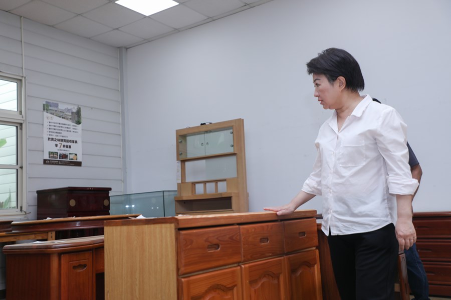 視察支援花蓮二手傢俱裝車情況